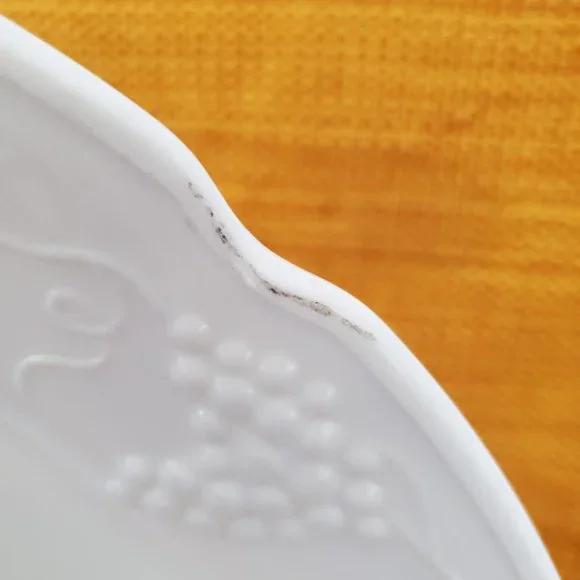 TWO 1960s Vintage Milk Glass PLATTERS with Grapes and Vines. - Picture 4 of 5